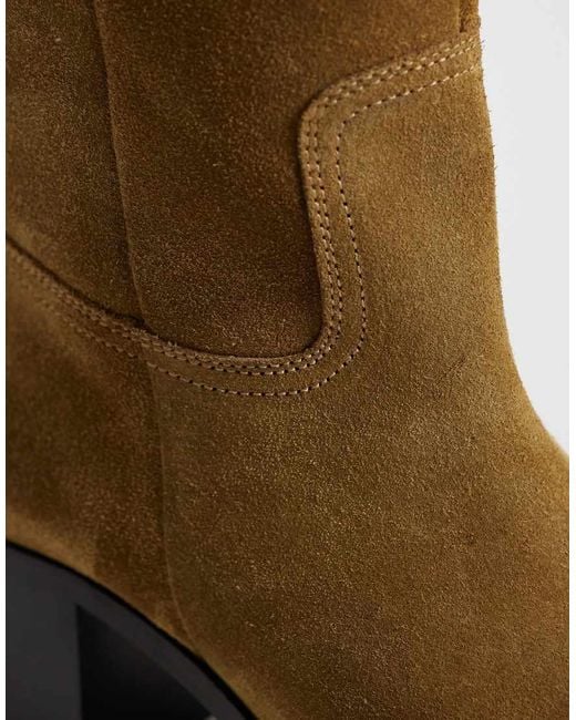 Clyde Stivali Al Ginocchio Con Punta Tonda Slip-On di ASOS in Brown