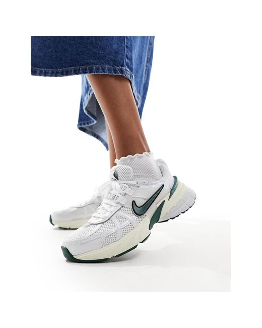 V2k run - sneakers bianche e verdi di Nike in Blue