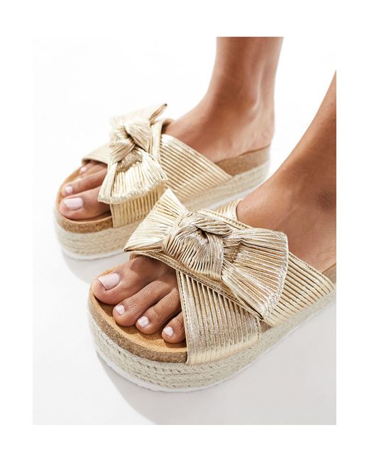 Sandalias doradas con plataforma plana y detalle ASOS de color Natural