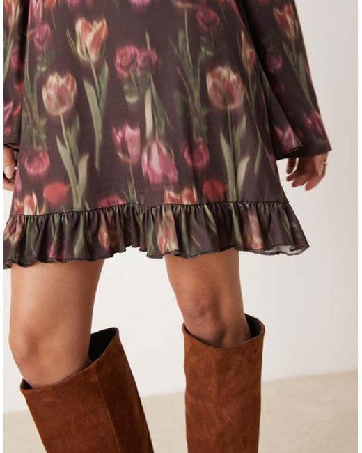 Vestido Corto De Manga Larga Con Estampado Floral De Estilo Boho, Espalda Escotada Y Volantes De ASOS de color Brown