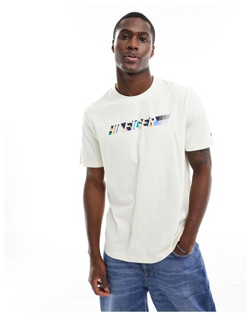 T-shirt color crema con scritta "hilfiger" multicolore di Tommy Hilfiger in White da Uomo