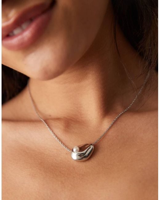 Collana Argentata Con Pendente Effetto Metallo Fuso Con Perla Sintetica di ASOS in Brown