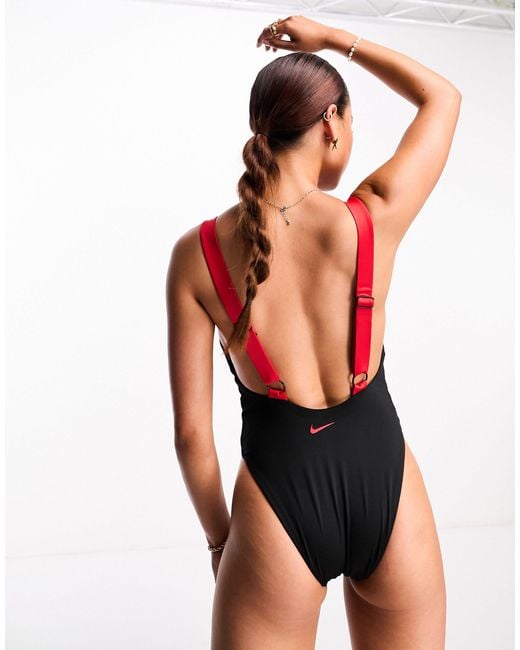 Nike Black – icon swoosh – badeanzug mit u-ausschnitt und blockfarbendesign