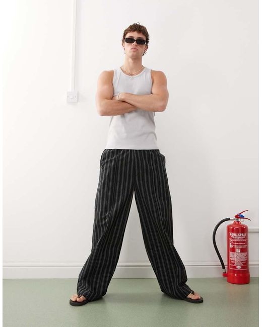 Pantalones Negros A Rayas Beis De Corte Suelto De Weekday de hombre de color White