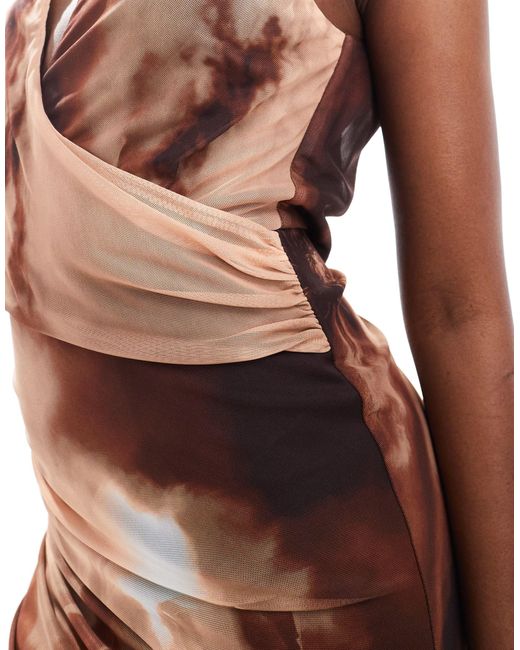 Robe mi-longue en tulle à imprimé abstrait avec décolleté plongeant asymétrique et drapé - marron ASOS en coloris Brown