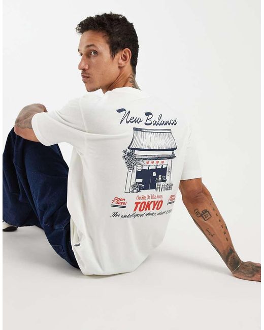 Camiseta Gráfica Blanca 'Grab A Bite Tokyo' New Balance de hombre de color Blue