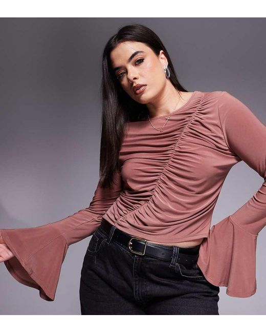 Top De Manga Larga Acampanada Con Detalle Fruncido Asimétrico De Asos Design Curve-Marrón ASOS de color Brown