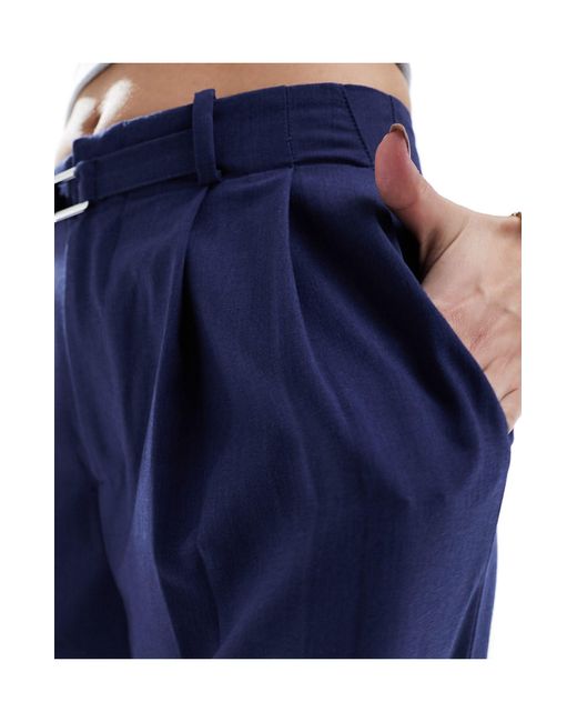 Pantaloni color a fondo ampio con cintura di Stradivarius in Blue