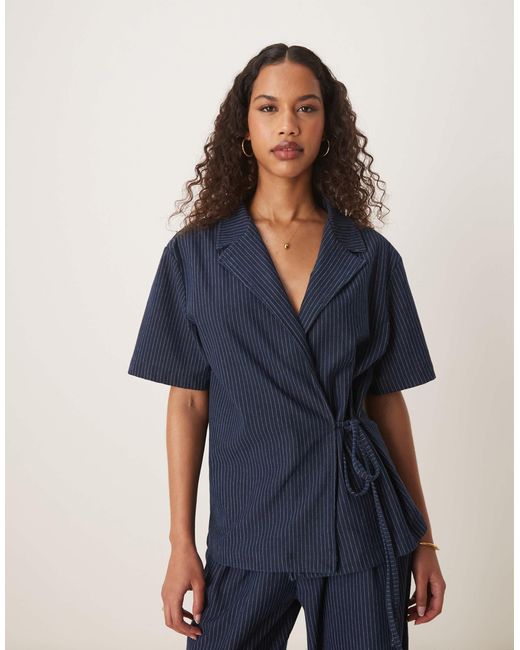 Chemise aspect jean à rayures fines avec liens devant et col à revers ASOS en coloris Blue