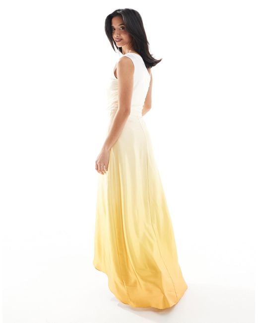 L'invitée - robe longue asymétrique en satin avec jupe portefeuille - citron TFNC London en coloris Metallic