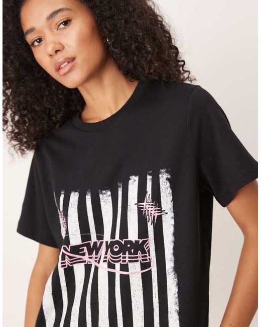 Camiseta Negra De Corte Estándar Con Estampado Gráfico A Rayas De Estilo Deportivo De ASOS de color Black