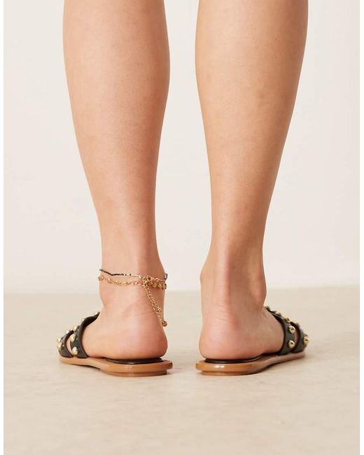 Glamorous Platte Sandalen Met Brede Pasvorm En Studs in het Natural