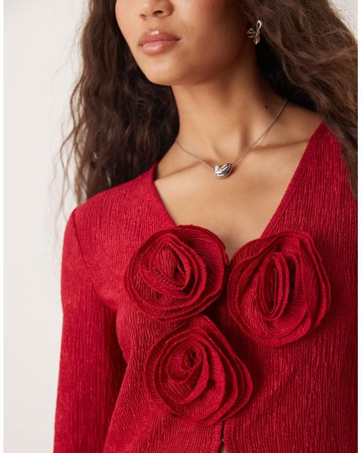 Evalina - top d'ensemble effet froissé avec grosses fleurs Pretty Lavish en coloris Red