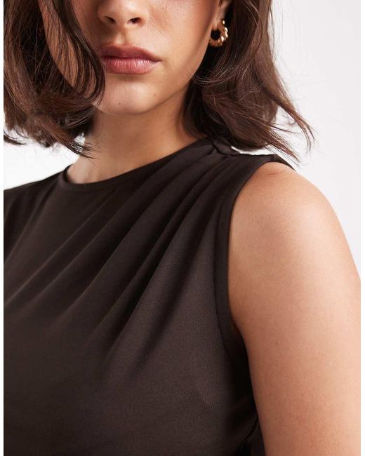 Top Chocolate Sin Mangas Con Cuello Subido De ONLY de color Brown