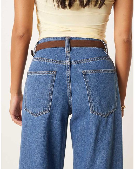 Vaqueros De Pernera Ancha Con Lavado Medio Oscuro, Cinturón Y Detalle De Raya En La Parte Delantera De Asos Design Petite-Azul ASOS de color Blue
