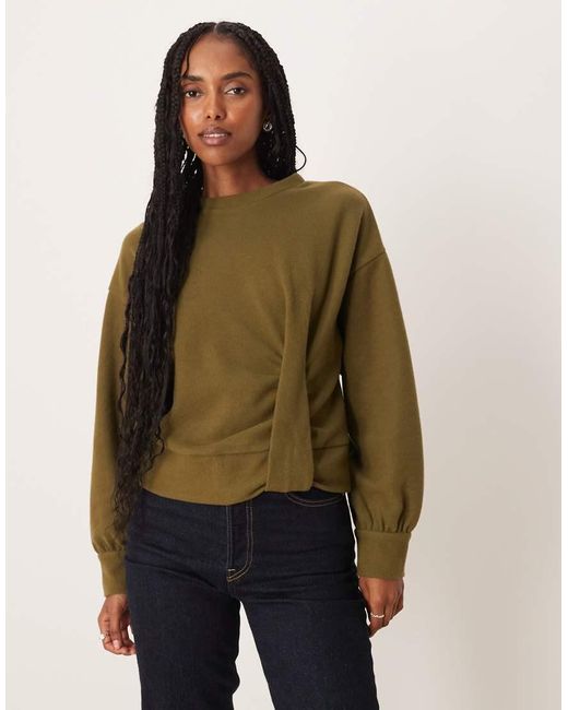Top A Maniche Lunghe Oliva Scuro Morbido Con Dettaglio Raccolto di ASOS in Natural