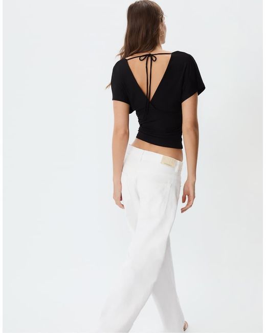 Top Con Scollo A V Raccolto di Stradivarius in White