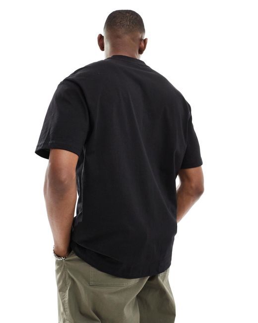 T-shirt squadrata nera con stampa tono su tono di Bershka in Black da Uomo
