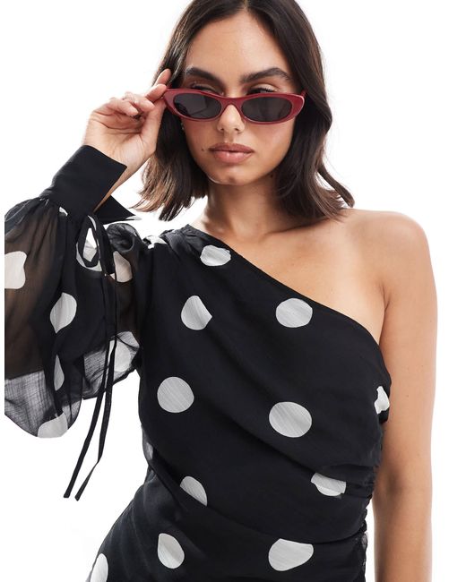 ASOS White – gepunktetes maxikleid mit langem one-shoulder-ballonärmel