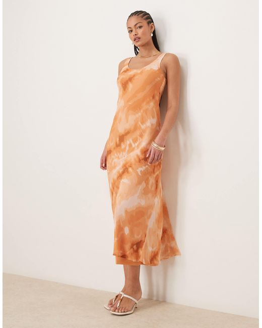 ASOS Multicolor Asos design tall – midi-trägerkleid aus chiffon mit u-ausschnitt und orangefarbenem batikmuster
