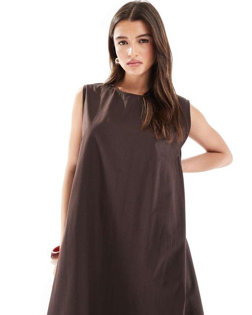 Vestido Largo Marrón De Corte Trapecio Con Pliegue En La Espalda De Popelina De ASOS de color Brown