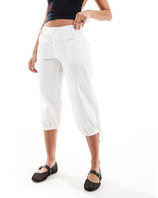 Pantaloni capri écru con tasche di Bershka in White