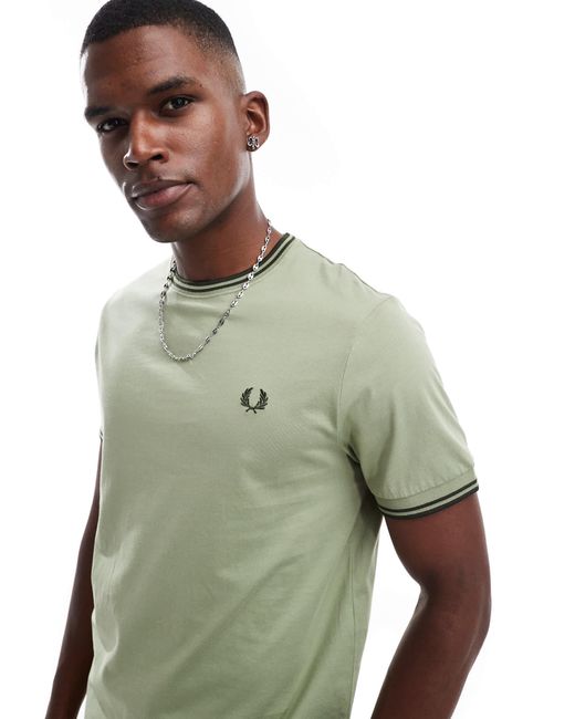 Fred Perry – es t-shirt mit doppelten zierstreifen in Green für Herren