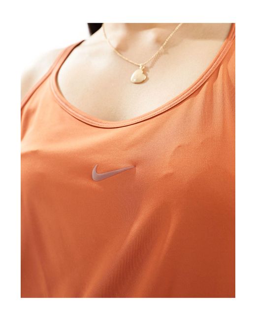 Nike - one training - débardeur classique à bretelles en tissu dri-fit - marron lever du soleil Nike en coloris White