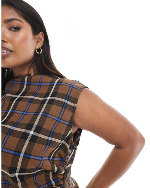 Asos design curve - top sans manches froncé à col montant et carreaux - marron ASOS en coloris Multicolor