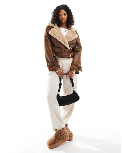 Bershka Jack Imitatiesuède En Imitatieschapenvacht Met Riem in het Brown
