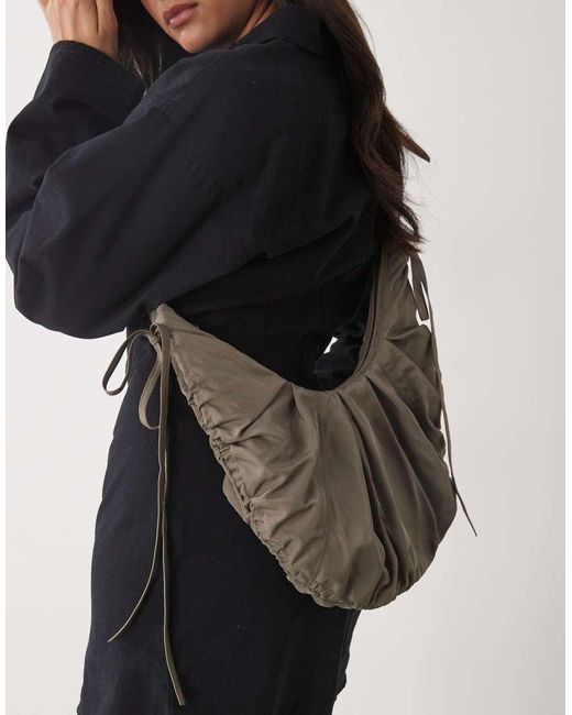 Borsa A Tracolla Arricciata di Weekday in Black