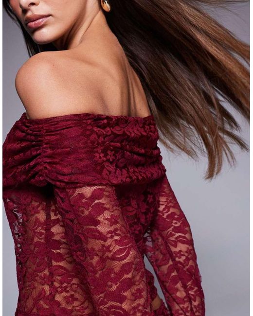 Top A Maniche Lunghe Con Spalle Scoperte di ASOS in Red