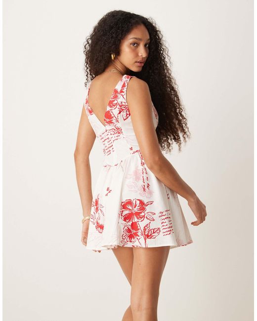 Robe boutonnée courte à col v et taille basse - imprimé à fleurs rouges ASOS en coloris Pink