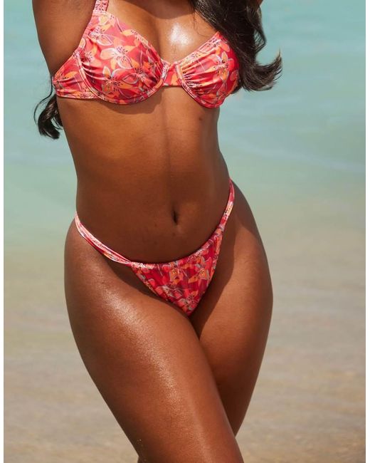 Slip Bikini Rossi Con Stampa Tropicale A Fiori Con Arricciatura Laterale di South Beach in Red