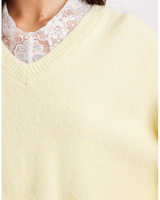Pull col v bordé ASOS en coloris Yellow