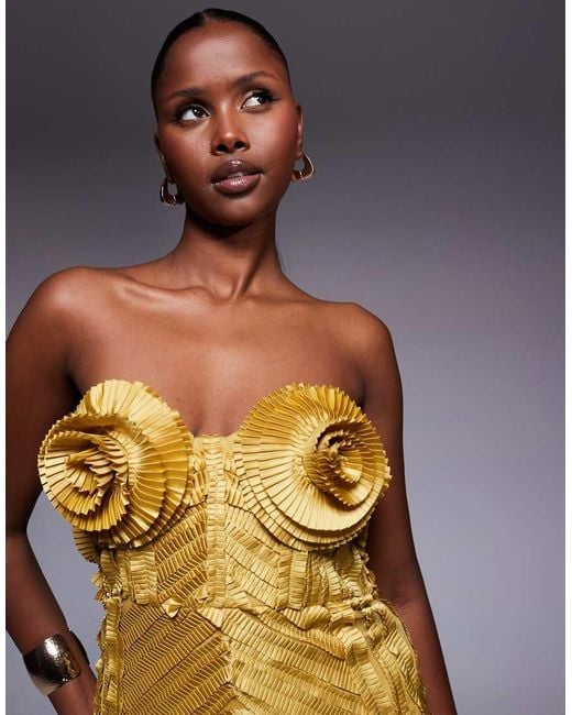 Vestido Largo Plisado Con Flores En Las Copas De ASOS de color Metallic
