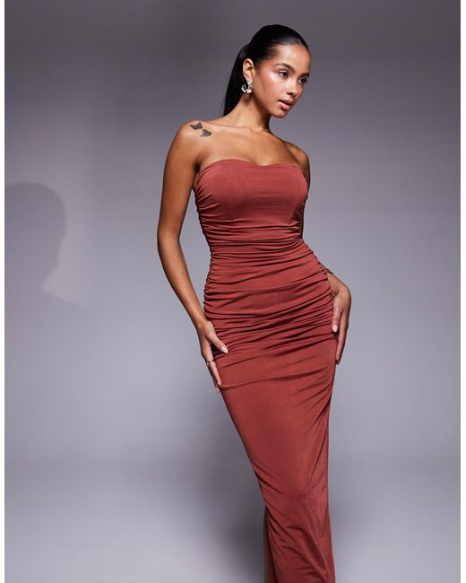 TFNC London Red – trägerloses, gerafftes midikleid