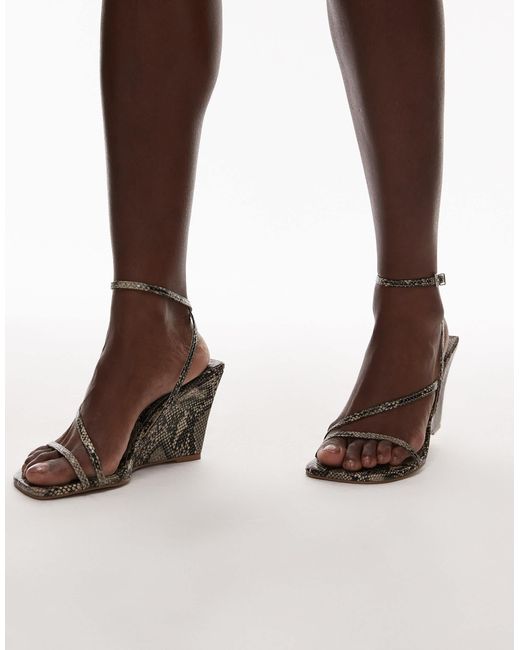 TOPSHOP Brown – frankie – riemchen-sandaletten mit schlangenmuster und hohem keilabsatz