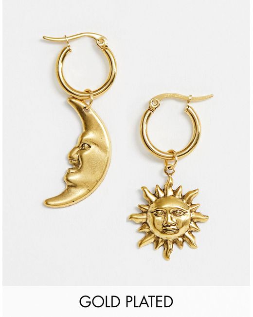 Celestial Huggie - Orecchini a cerchio placcati oro con sole e luna di Regal Rose in Metallic