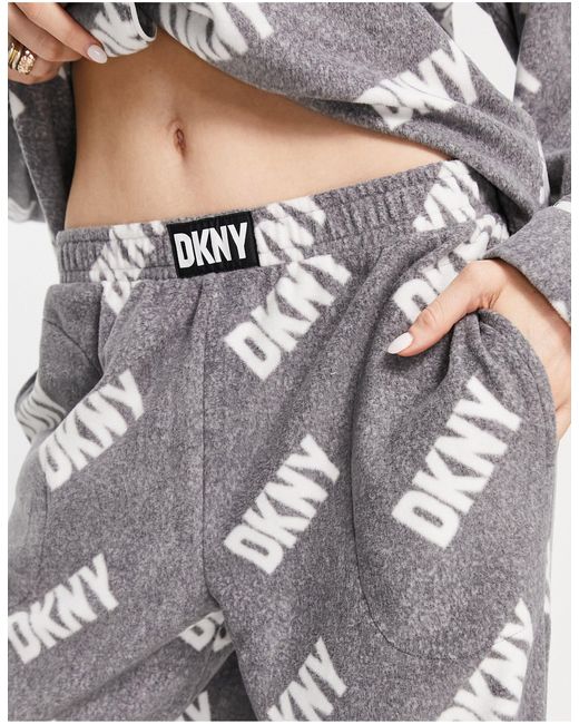 DKNY Pyjamaset Van Overslagtop En Broek Van Stretch-fleece in het White