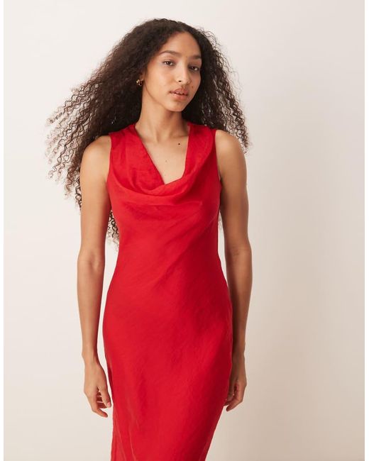 Vestido Midi Con Cuello Desbocado De Satén De Mango de color Red