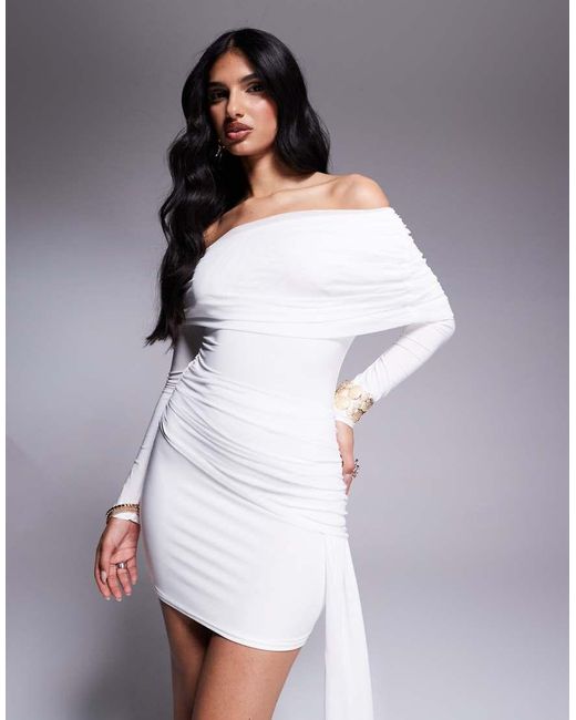 Vestido Corto Ceñido Con Diseño De Doble Capa, Escote Bardot Plegado Y Detalle Colgante En La Cintura Exclusivo De Kaiia de color White