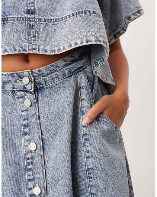 Jupe mi-longue boutonnée en jean d'ensemble - moyen délavé ARRANGE en coloris Blue