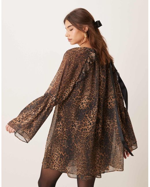 Robe courte en mousseline à manches ange avec imprimé léopard ASOS en coloris Brown