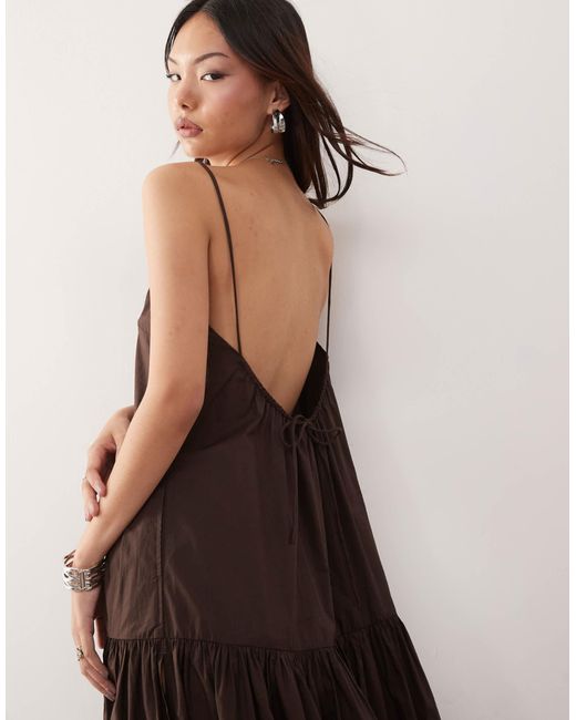 Robe longue et fluide à volants étagés avec dos échancré à détail noué - foncé Monki en coloris White