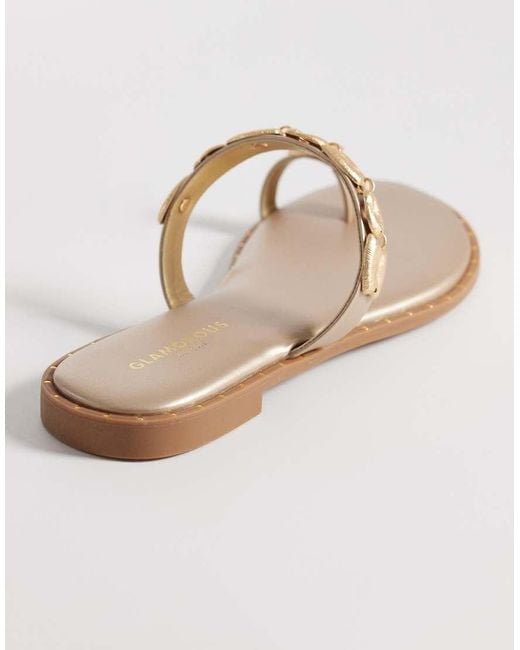 Glamorous White Flat Sandals With Shells