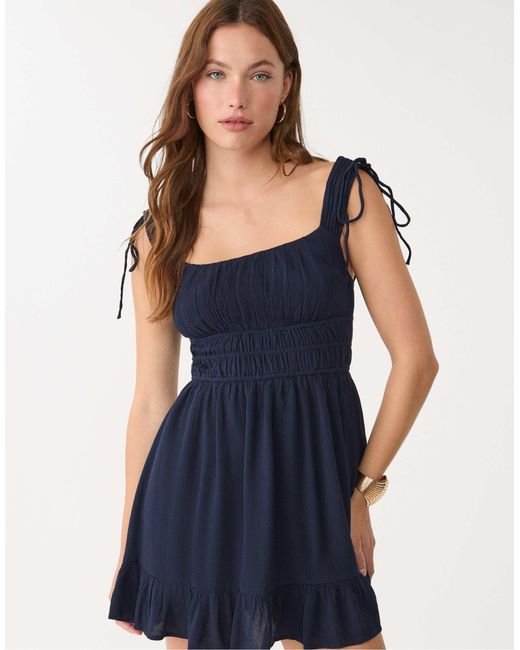 Robe courte Stradivarius en coloris Blue