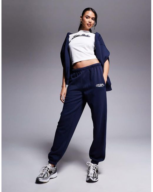 Joggers Con Bajos Ajustados Y Logo Bordado Studio De (Parte De Un Conjunto) Kaiia de color Blue