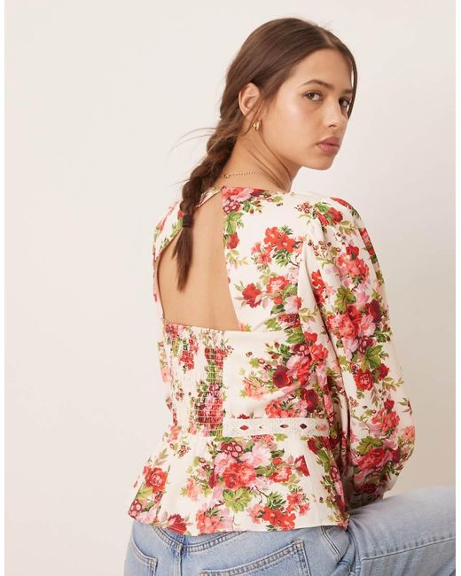 Blusa Blanca Con Estampado Floral Rojo, Escote Cuadrado, Sobrefalda Y Abertura En La Espalda De Hope & Ivy de color Red