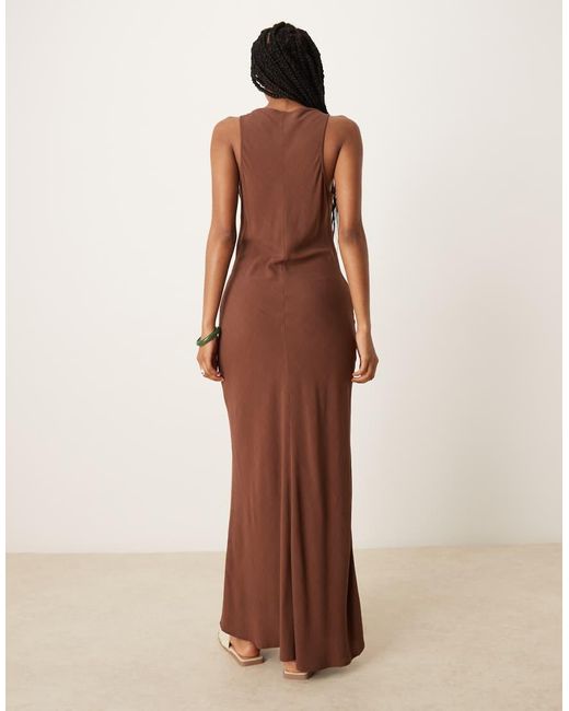 Vestito Lungo Stile Sottoveste Effetto Lino Cioccolato Asimmetrico di ASOS in Brown
